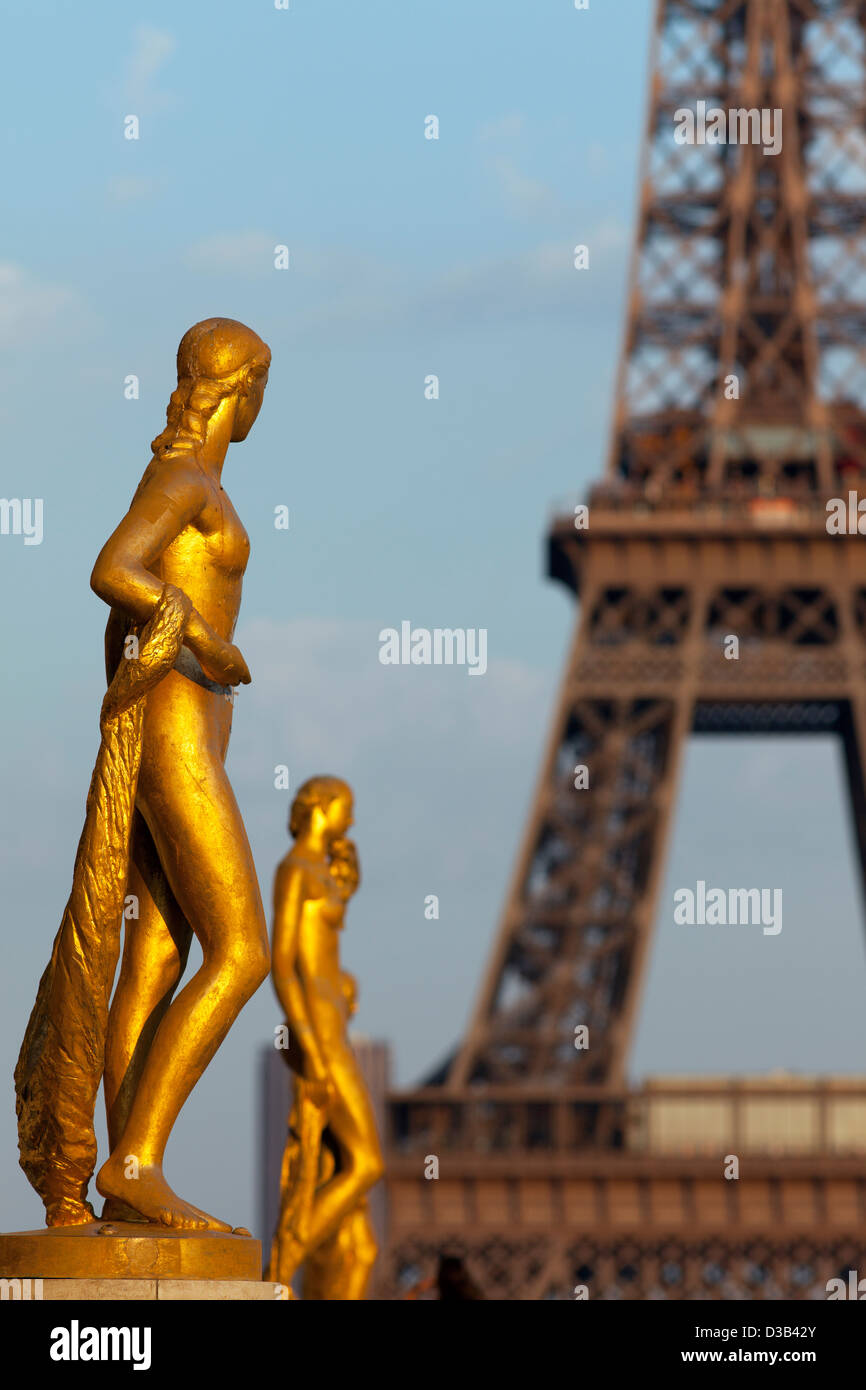 France, Paris, Eiffel tower with gold statues at the Palais De Chaillot. Stock Photo