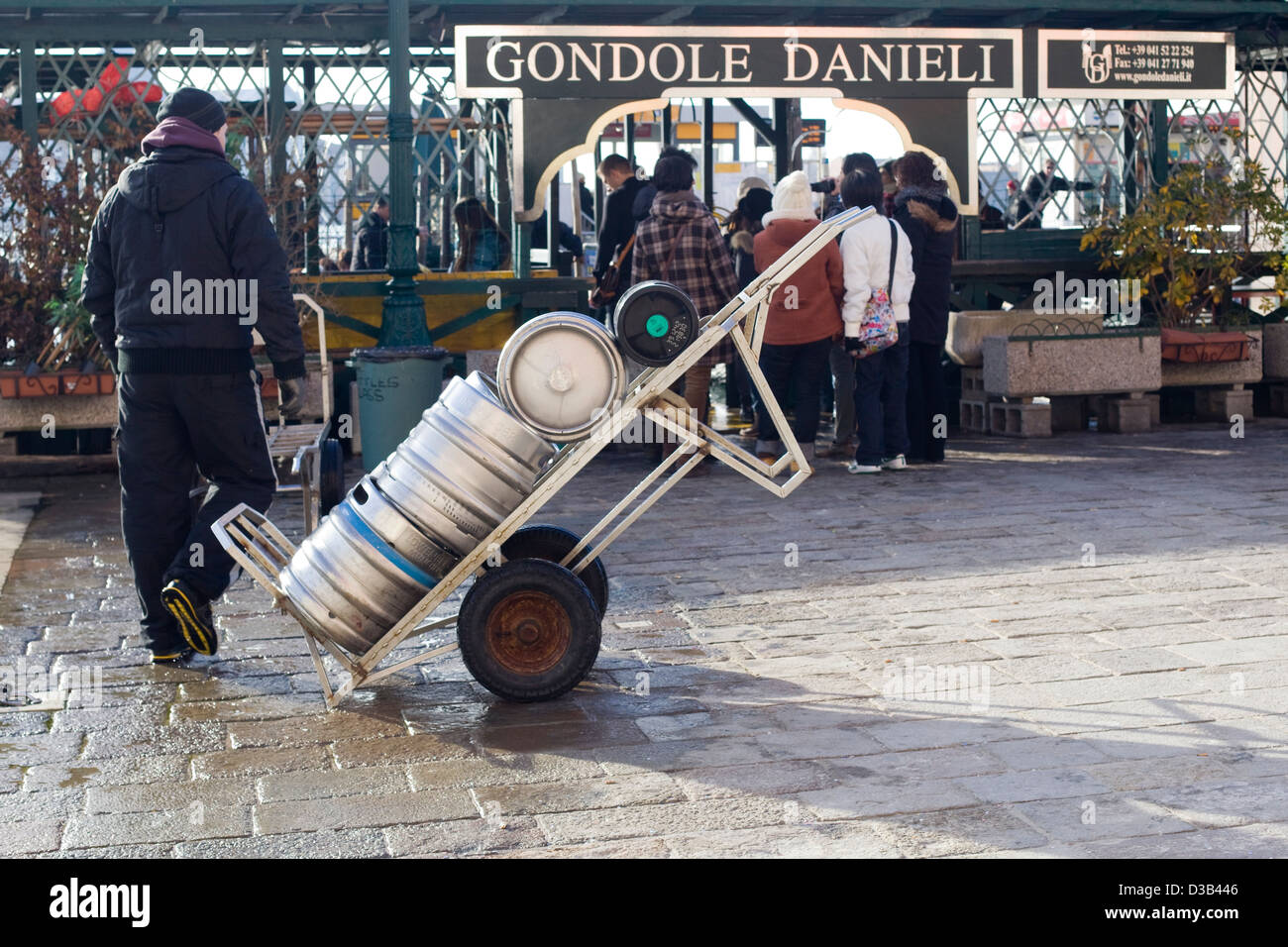 Man Bringing Ale Kegs off a boat in to Venice Stock Photo - Alamy