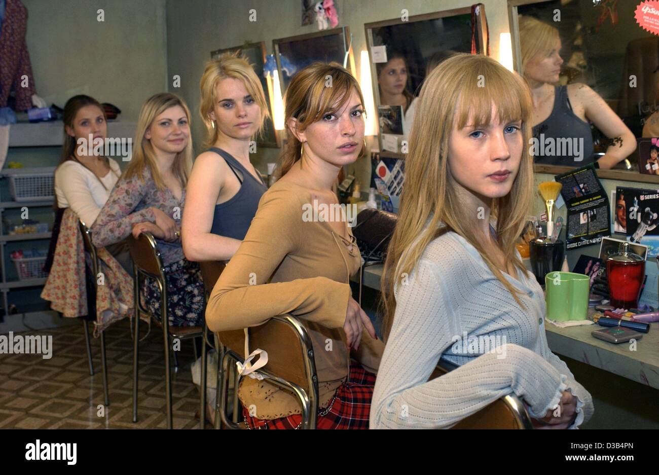 (dpa) - Actresses (L-R:) Tuva Novotny (Monika), Linda Steinhoff (Ella), Rebecca Palmer (Rachel), Tara Elders (Polly) and Chloe Winkel (Angela), pictured during the filming of 'The Stratosphere Girl' on location in Cologne, Germany, 26 September 2002. The German-Japanese-British cinema co-production  Stock Photo