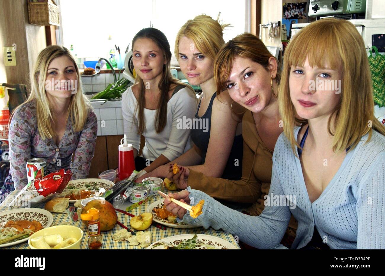 (dpa) - Actresses (L-R:) Linda Steinhoff (Ella), Tuva Novotny (Monika), Rebecca Palmer (Rachel), Tara Elders (Polly) and Chloe Winkel (Angela), pictured during the filming of 'The Stratosphere Girl' on location in Cologne, Germany, 26 September 2002. The German-Japanese-British cinema co-production  Stock Photo