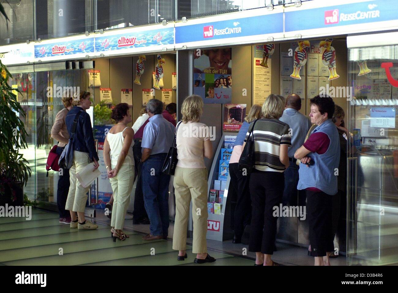 (dpa) - People queue at a Last Minute counter of the travel agencies TUI and Alltours in the terminal of the Konrad Adenauer airport of Cologne and Bonn, Germany, 6 September 2002. Stock Photo