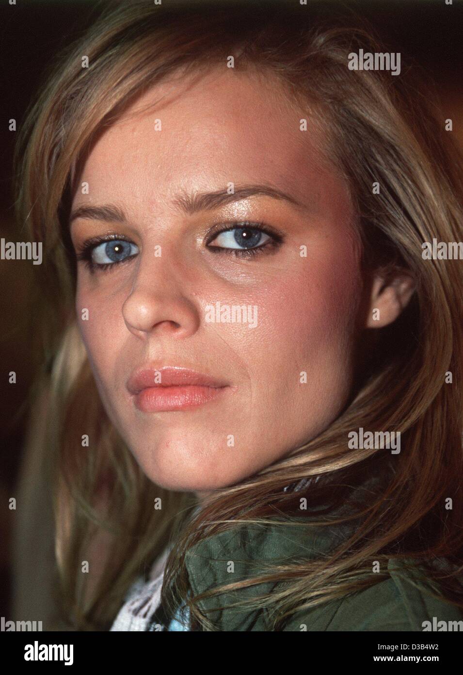 dpa) - Model Carmen Kass from Estonia presents the collection by Gucci  during the Pret-a-Porter shows in Paris, 1 March 2003 Stock Photo - Alamy