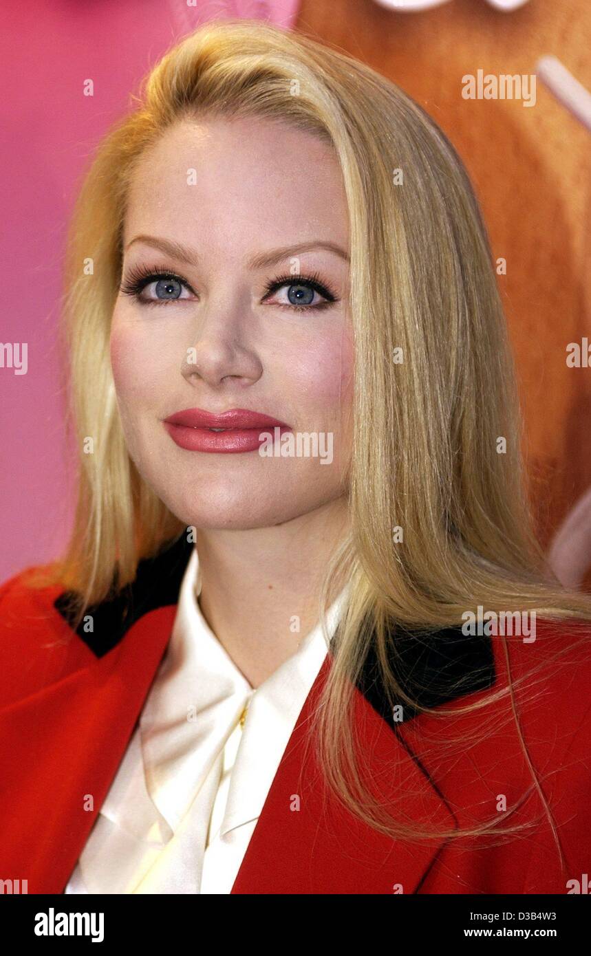 (dpa) - Shawne Borer-Fielding, former Miss Texas and wife of the former Swiss ambassador to Germany, pictured in Berlin, 26 September 2002. Stock Photo