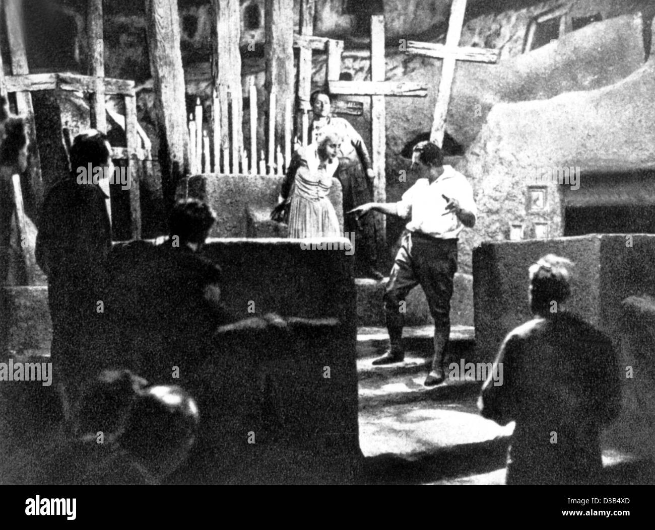 (dpa files) - Fritz Lang (C right), Austrian-American film director, gives instructions to his leading actress Brigitte Helm (C) on the set of 'Metropolis', Germany, 1927. 'Metropolis' is a science-fiction movie in which the Workers, led by the beautiful Maria, plan a revolt against the aloof Thinke Stock Photo