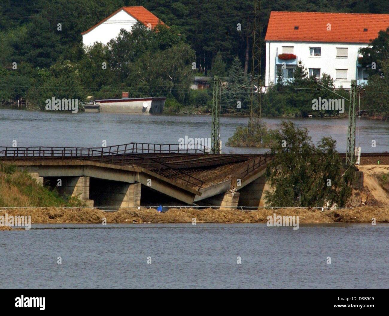 (dpa) - A railway bridge collapsed under the pressure of the floodwaters in Riesa, eastern Germany, 19 August 2002. Flooded railroad tracks and damaged bridges still paralyse the train traffic in the state of Saxony, which was badly hit by the country's worst flooding in human memory. Floodwaters st Stock Photo