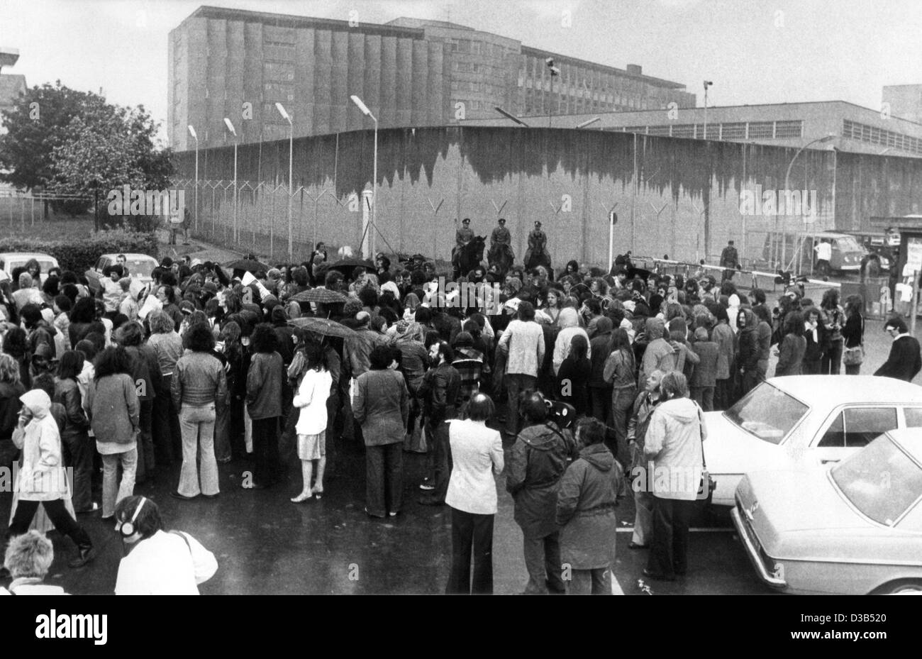 (dpa files) - About 250 demonstrators block the streets in front of the prison and court building after the death of Ulrike Meinhof, a journalist and a terrorist of the terrorist group RAF (Rote Armee Fraktion/Red Army Fraction), in Stuttgart-Stammheim, West Germany, 11 May 1976. In the background t Stock Photo