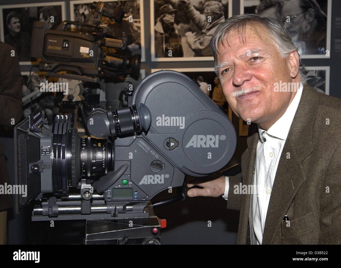 (dpa files) - German star cinematographer Michael Ballhaus pictured at a 35mm movie camera in the Film Museum in Berlin, 22 November 2001. Born on 5 August 1935 in Eichelsdorf, Germany, Ballhaus started his career in Germany, shooting 15 of Fassbinder's films. In Hollywood he has worked as Director  Stock Photo