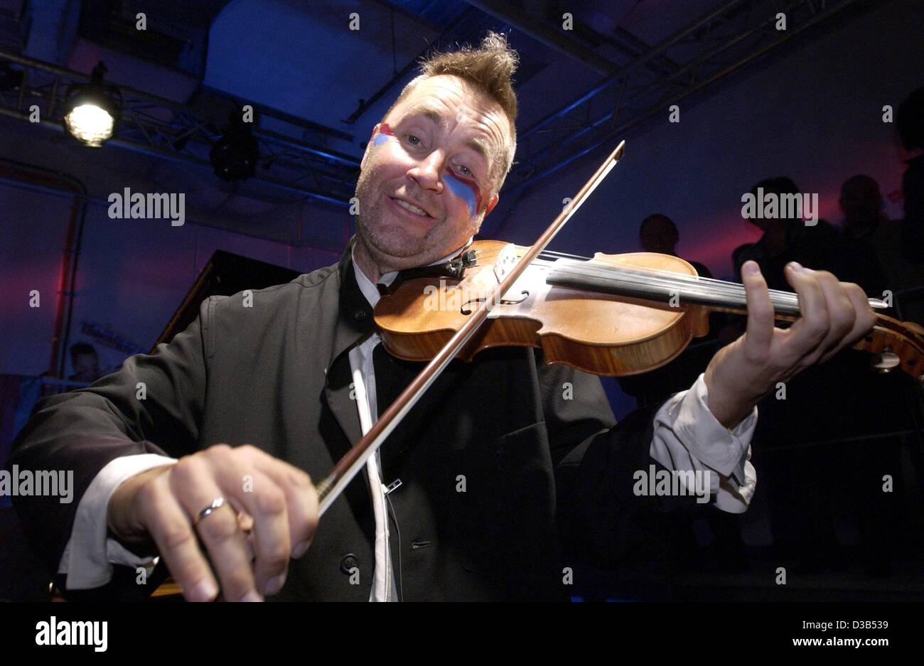 (dpa) British violin player Nigel Kennedy has painted his face in the colours of the British