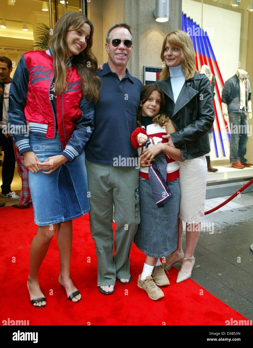 dpa) - US fashion designer Tommy Hilfiger poses with German actress  Nastassja Kinski (R) and her daughters Sonja (L) and Kenya (C) in front of  his new shop in Duesseldorf, Germany, 3