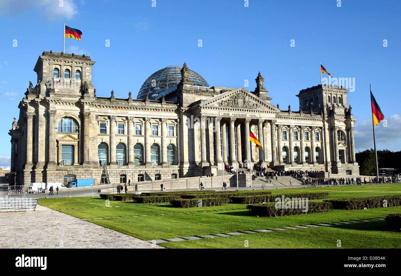 (dpa) - The Reichstag building pictured on a sunny day, Berlin, 24 September 2002. Built in 1894 by Paul Wallot, it has been accommodating the Bundestag (Lower House of German Parliament) since 19 April 1999. The Italian High Renaissance style building has a changeful history. On 9 November 1918, Ph Stock Photo