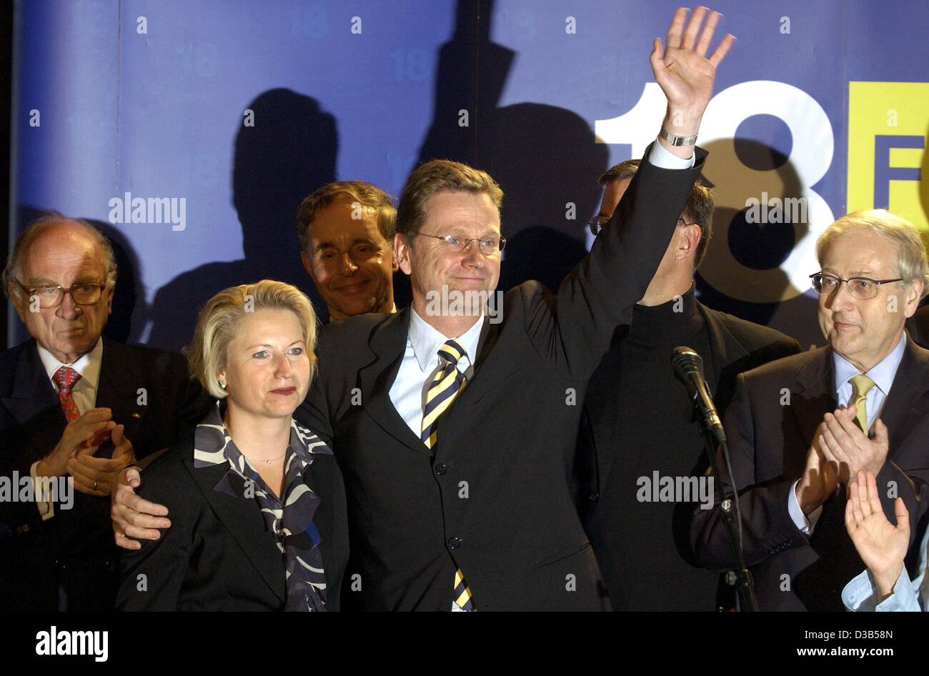 (dpa) - Guido Westerwelle (C), Chairman of the Liberal Party FDP, waves to supporters after the general elections, in the FDP headquarters in Berlin, 22 September 2002. L-R: Honorary Chairman Otto Graf Lambsdorff, General Secretary Cornelia Pieper, Parliamentary Chairman of the Bundestags fraction J Stock Photo