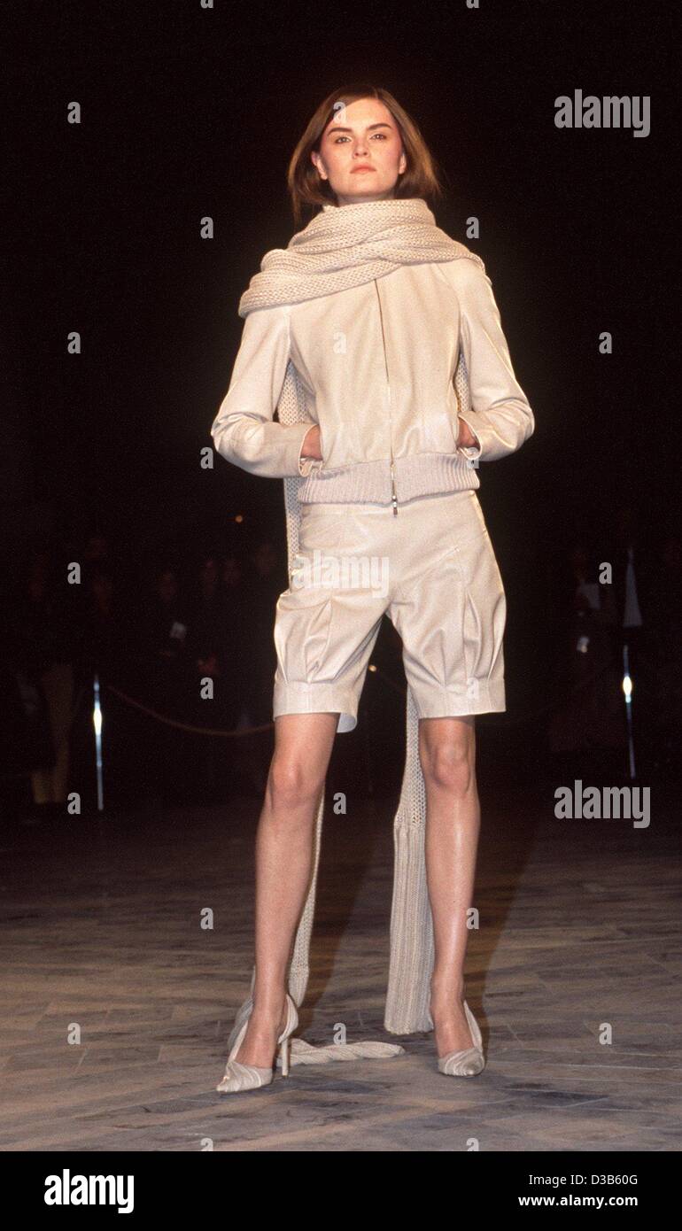 dpa) - Belgian top model Anouck Lepere presents a 'Loewe' combination  during the fall/winter pret a porter shows in Paris, 8 March 2002 Stock  Photo - Alamy