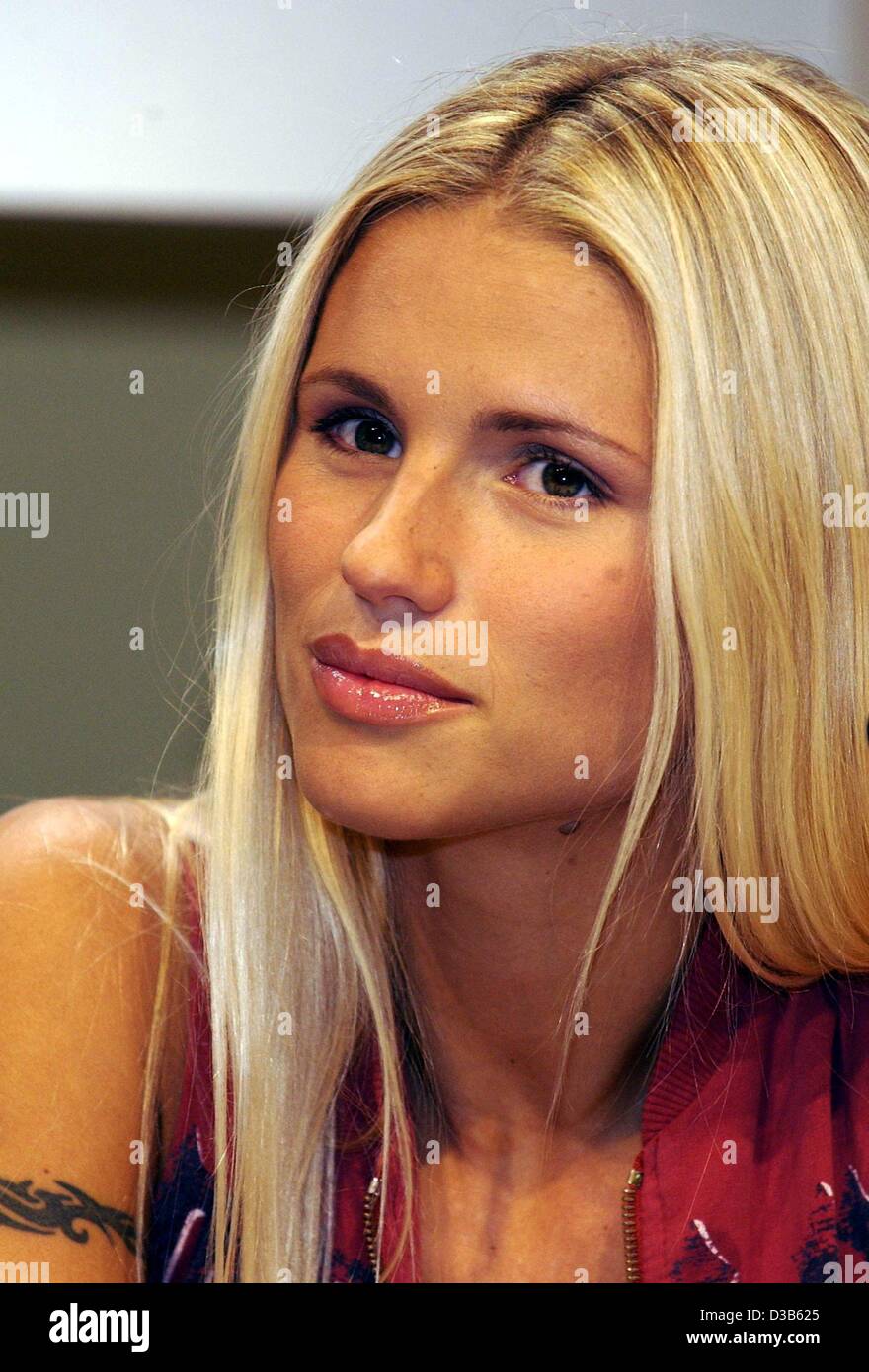 dpa) - Michelle Hunziker, pictured in Cologne on 10 September 2002. As of  November, the 25-year-old Swiss will work for the German TV station RTL.  Hunziker will present a new Saturday night