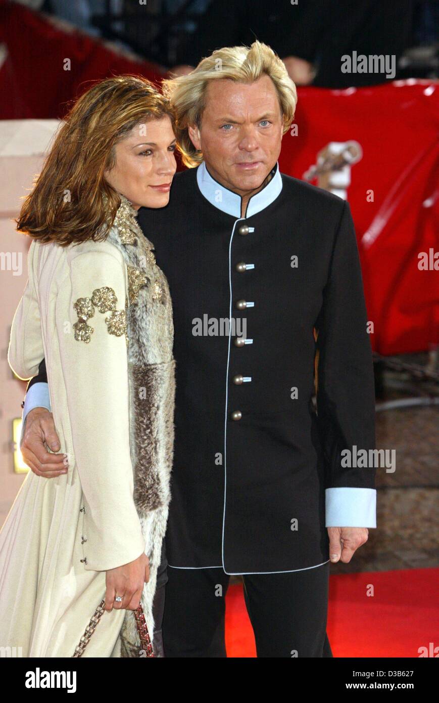 (dpa files) - German fashion designer and entrepreneur Otto Kern and his girlfriend Dana Philippo arrive at the 'Goldene Kamera' awards show in Berlin, 5 February 2002. Stock Photo