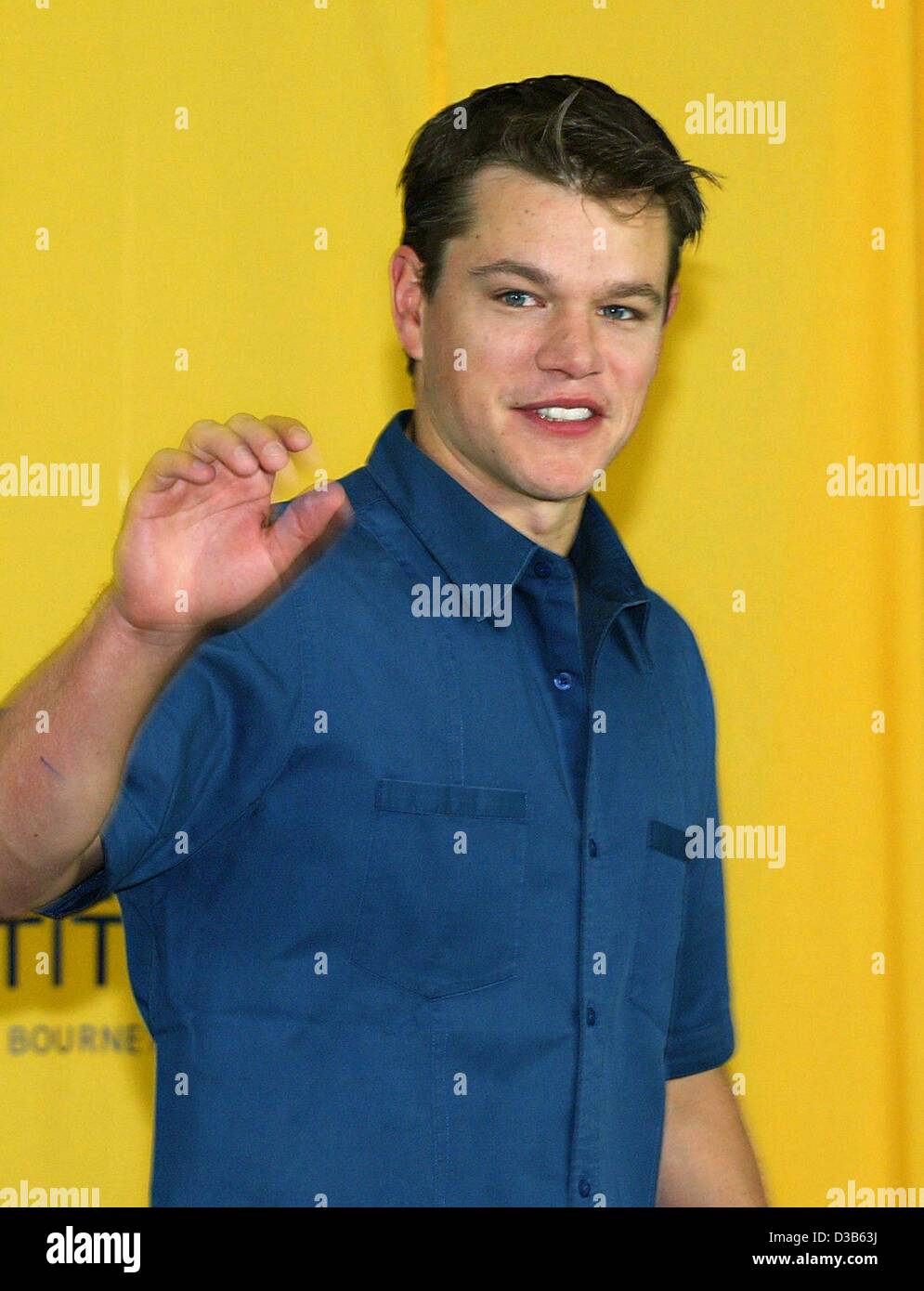 (dpa) - US actor Matt Damon ('Good Will Hunting') waves to his fans ahead of the screening of his latest film 'The Bourne Identity' in Berlin, 10 September 2002. In the movie the Oscar winner plays Jason Bourne, a man who has lost his memory. Stock Photo
