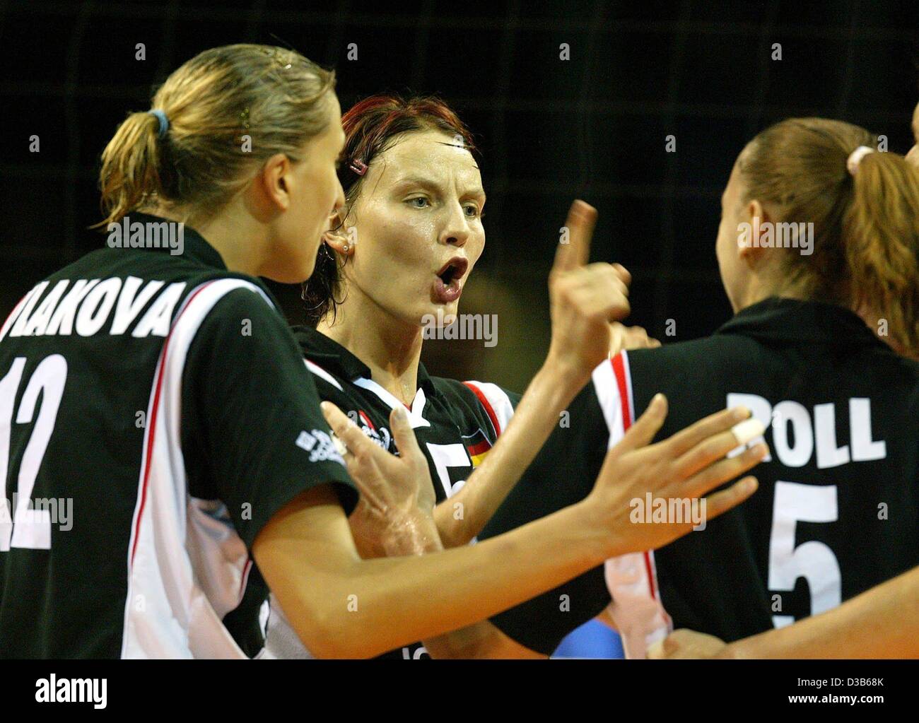 (dpa) - German player Angelina Gruen (C) discusses with her team mates Olessya Kulakova (L) and Sylvia Roll during their match against Italy at the Women's Volleyball World Championships in Muenster, 2 September 2002. Germany lost 0-3. This second defeat after the 0-3 against Bulgaria brought the Ge Stock Photo