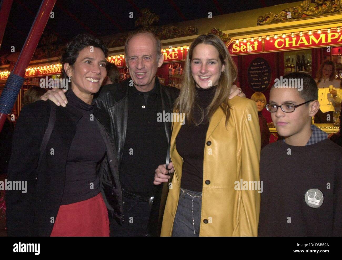 dpa) - Fashion producers Willy and Sonia Bogner, their daughter Florinda  and son Bernhard, pictured a the Roncalli Circus in Munich, 28 October  2000. Willy Bogner took over the sportswear and fashion