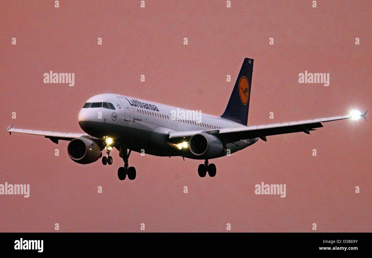 (dpa) - A passenger aircraft of the German Lufthansa airline approaches for a landing at the airport in Frankfurt Main, 31 August 2002. Stock Photo