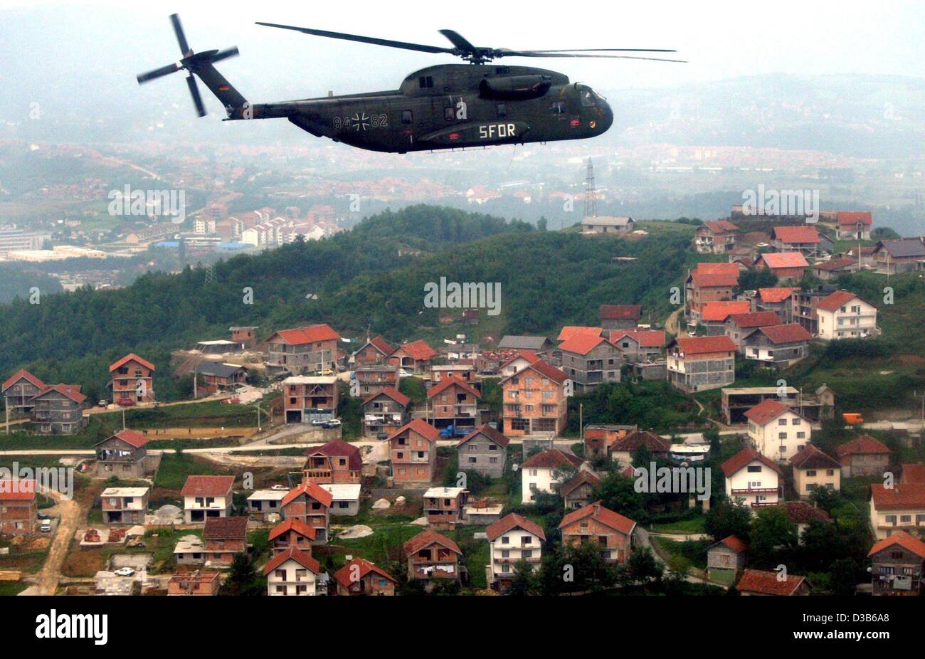 (dpa) - A CH-53 helicopter of the German army serving with the NATO-led Stabilisation Force (SFOR) flies over a suburb of Sarajevo, Bosnia and Hercegovina, 30 August 2002. Currently about 4600 German soldiers serve in Kosovo, 1500 in Bosnia and Hercegovina and 225 in Macedonia. Stock Photo