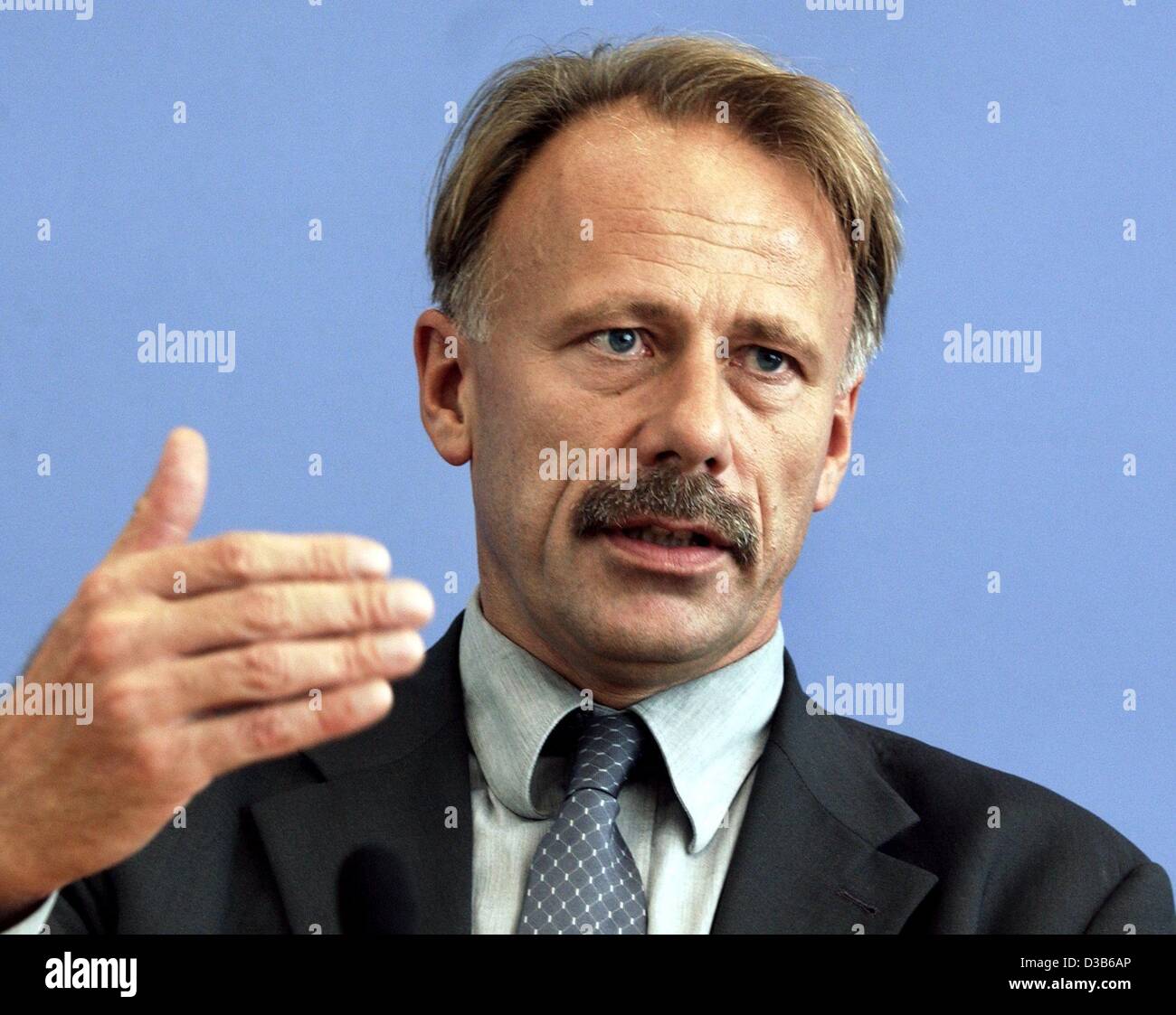 (dpa) - Juergen Trittin, German Environment Minister, speaks at a press conference in Berlin, 28 August 2002. Stock Photo