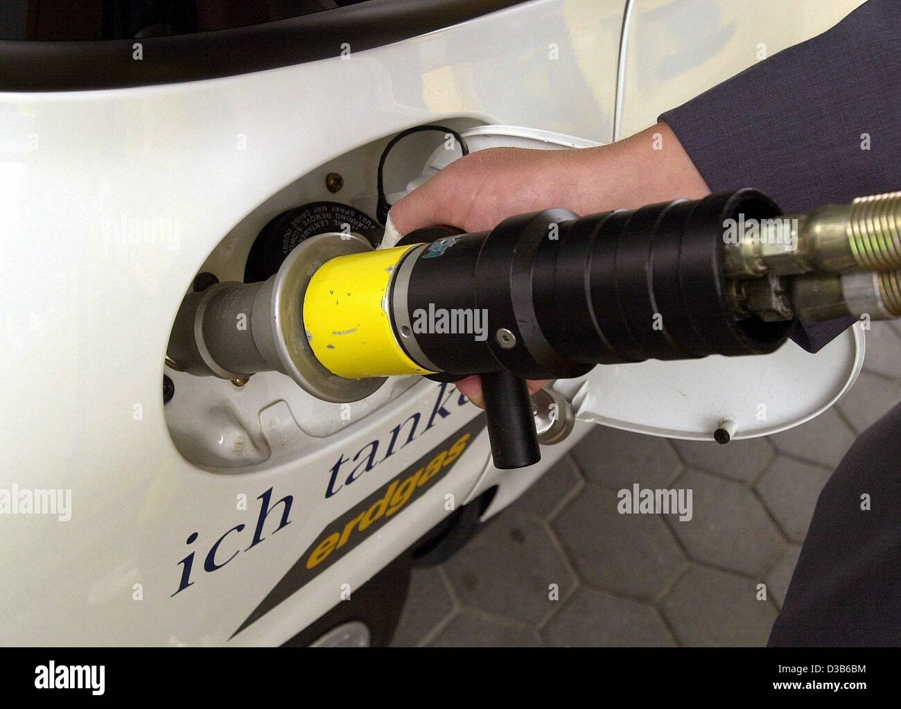 (dpa) - A car is fueled with natural gas at a filling station in Stuttgart-Vaihingen, Germany, 29 August 2002. 40 filling stations in the state of Baden-Wuerttemberg offer natural gas. Stock Photo