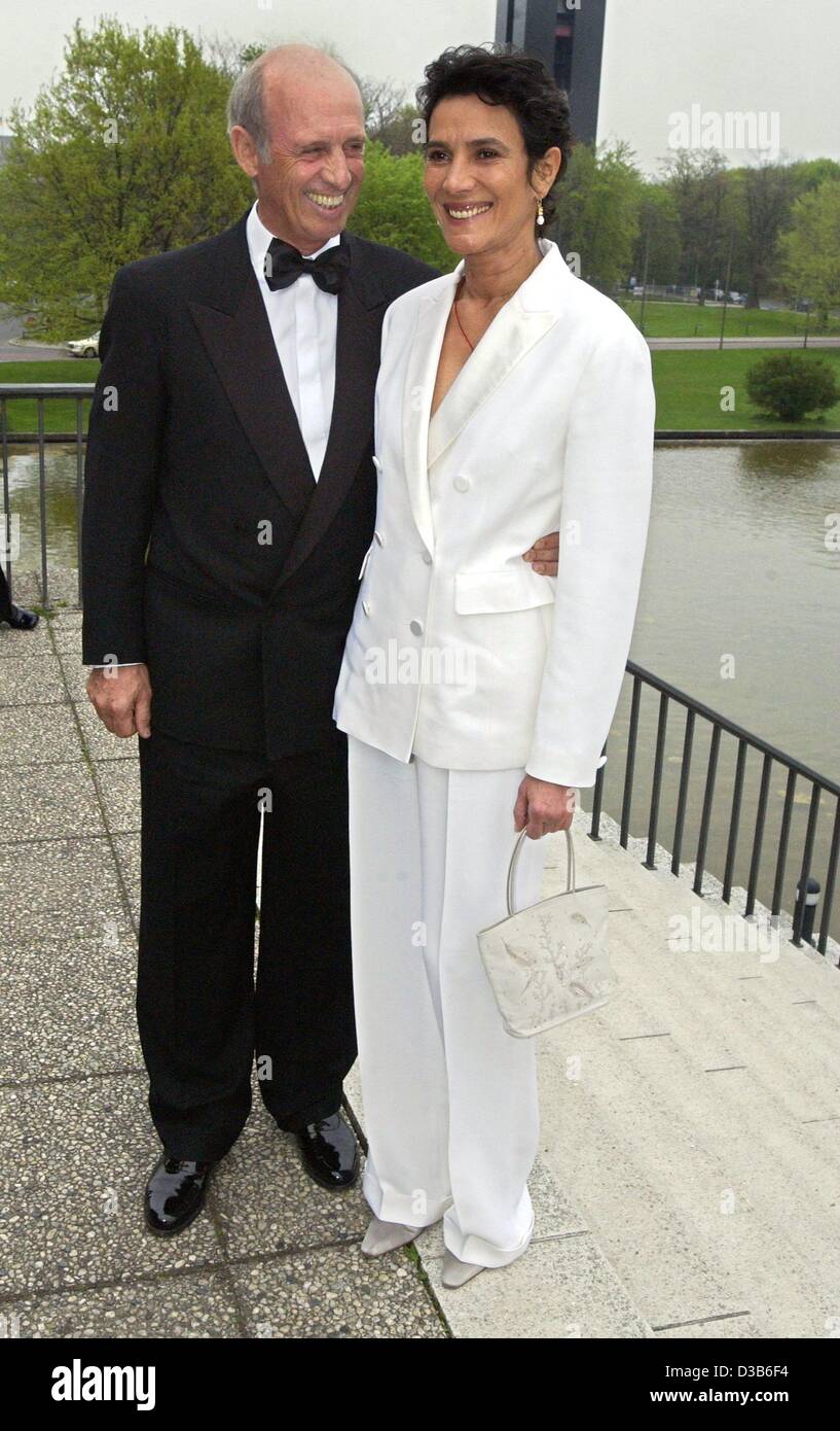dpa) - Fashion producers Willy and Sonia Bogner are all smiles on their way  to an awards ceremony in Berlin, 26 April 2002. Willy Bogner took over the  sportswear and fashion company