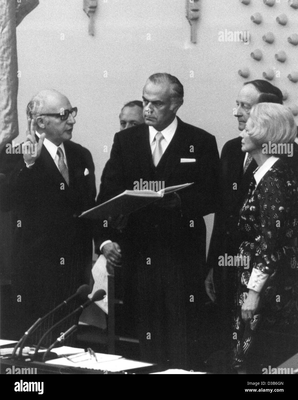 (dpa files) - New German President Walter Scheel (L) is sworn in by Bundestag Director Helmut Schellknecht (C) in the German parliament in Bonn, West Germany, 1 July 1974. On the right the Prime Minister of the state of Baden-Wuerttemberg, Hans Filbinger, and Bundestag President Annemarie Renger. Wa Stock Photo