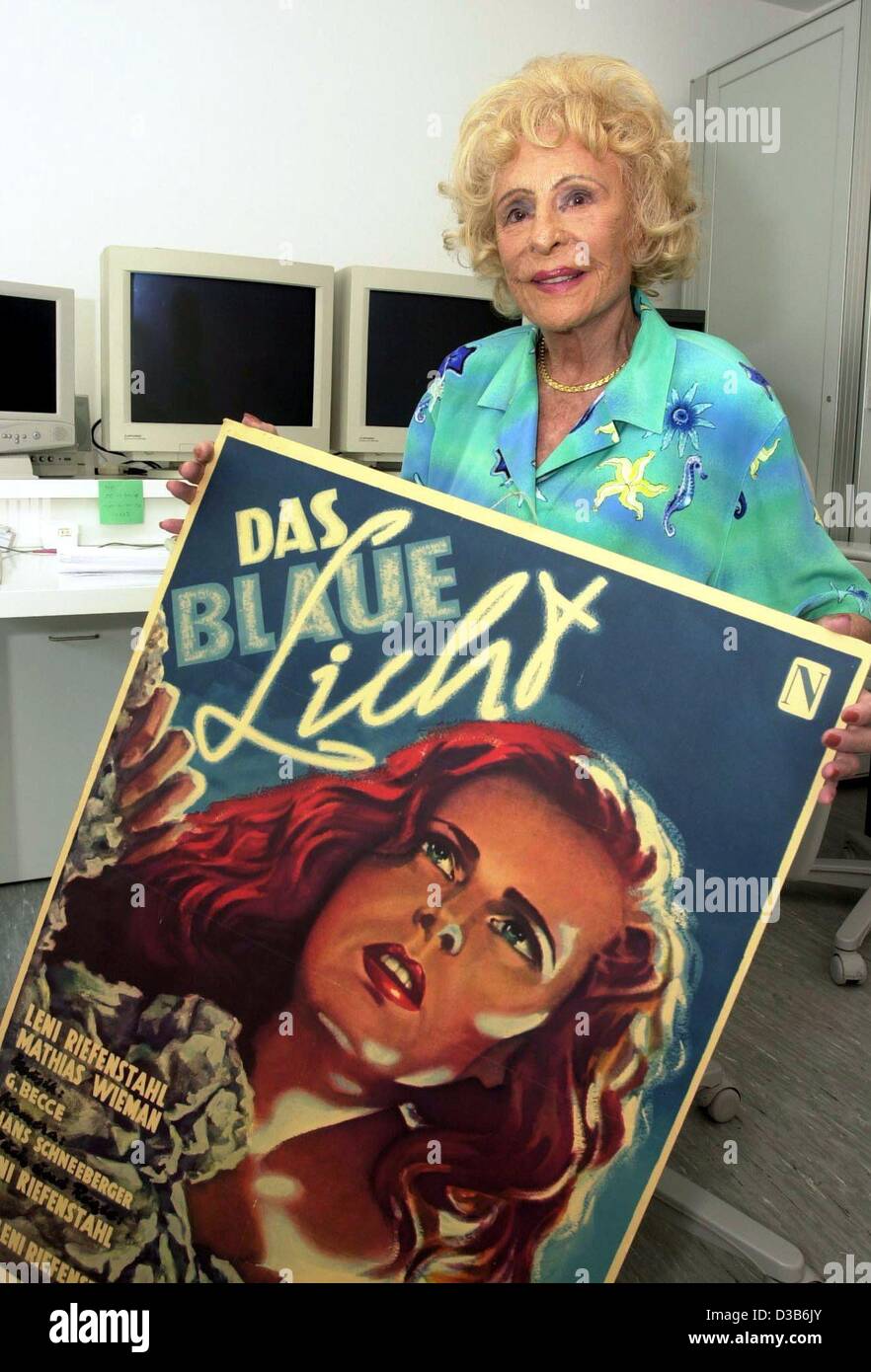 (dpa) - German filmmaker Leni Riefenstahl, presents the poster of her film 'The Blue Light' in her house in Poecking, Germany, 13 August 2002. The outstanding but controversial director and photographer who worked for Hitler and documented a huge nazi rally in her film 'Triumph of the Will' as well  Stock Photo