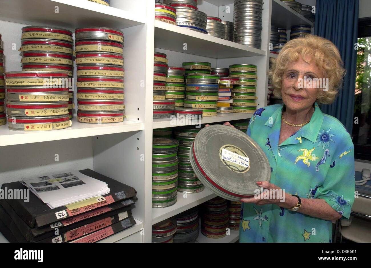 (dpa) - German filmmaker Leni Riefenstahl shows her film archive in her house in Poecking, Germany, 13 August 2002. The outstanding but controversial director and photographer who worked for Hitler and documented a huge nazi rally in her film 'Triumph of the Will' as well as the 1936 Berlin Olympics Stock Photo