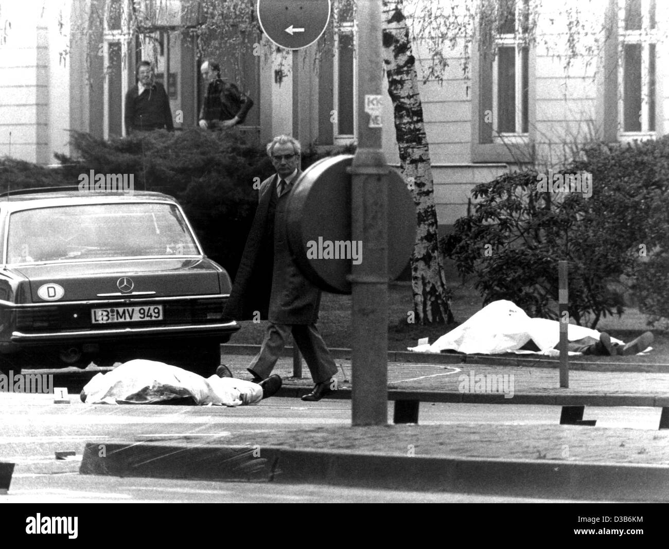 (dpa files) - The covered dead bodies of German Attorney General Siegfried Buback (back) and his driver Wolfgang Goebel (front) in Karlsuhe, Germany, 7 April 1977. Germany's chief prosecutor was killed by a man who fired a machine gun from a motor cycle as he passed Buback's official car, also shoot Stock Photo