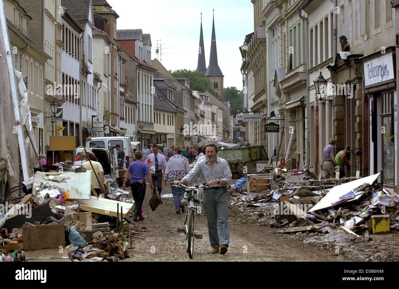 (dpa) - The shopping street of Grimma, Germany, is strewn with the belongings of the residents and shops washed ashore two days after the flood, 15 August 2002. On 16 August, the government started its financial support, transferring 47 million Euro to the affected regions in Saxony, Saxony-Anhalt a Stock Photo