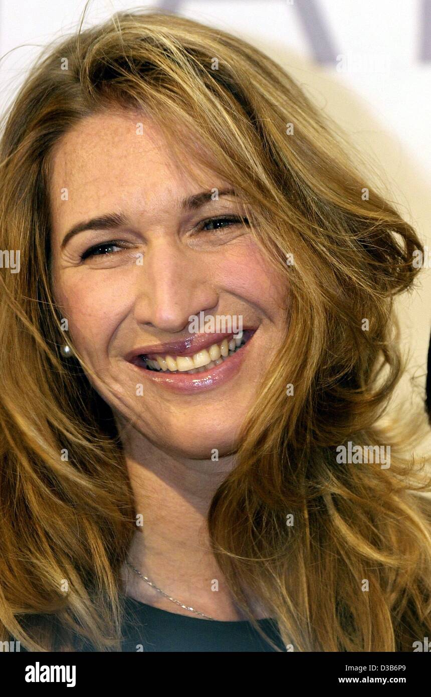 (dpa) - German tennis star Steffi Graf smiles during the presentation of her new handbag collection in Frankfurt, 16 August 2002. The collection 'Stefanie Graf Bag Collection' is produced by leather goods manufacturer Goldpfeil. Graf had the idea of her own bag collection as she is travelling a lot  Stock Photo