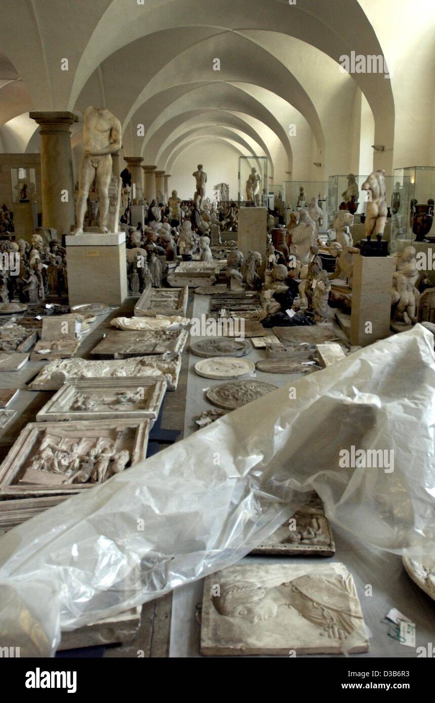 (dpa) - Numerous exhibits, which are usually displayed in the basement, lie in an exhibition room on an upper floor of the Albertinum museum in Dresden, Germany, 17 August 2002. Some 11,000 exhibits were carried upstairs to save them from the recent flood. The Albertinum is the first state museum in Stock Photo