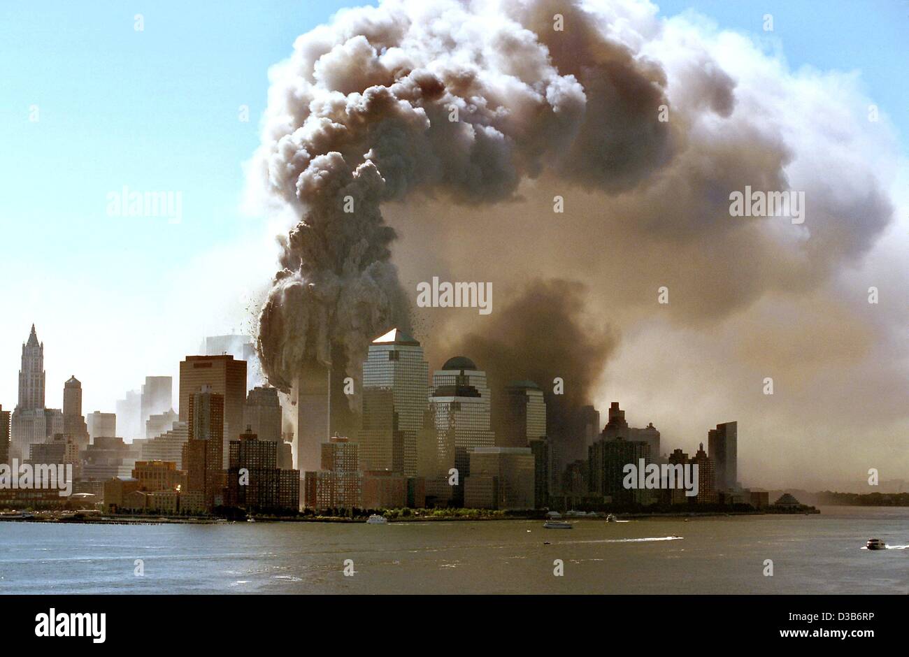 (dpa) - Clouds of smoke rise over Manhattan as the twin towers of the World Trade Center in New York collapse, 11 September 2001. 2,823 people were killed when Islamic terrorists crashed into the WTC with highjacked planes. Together with 189 dead in the Pentagon attack of plane no. 3 and the 44 on b Stock Photo