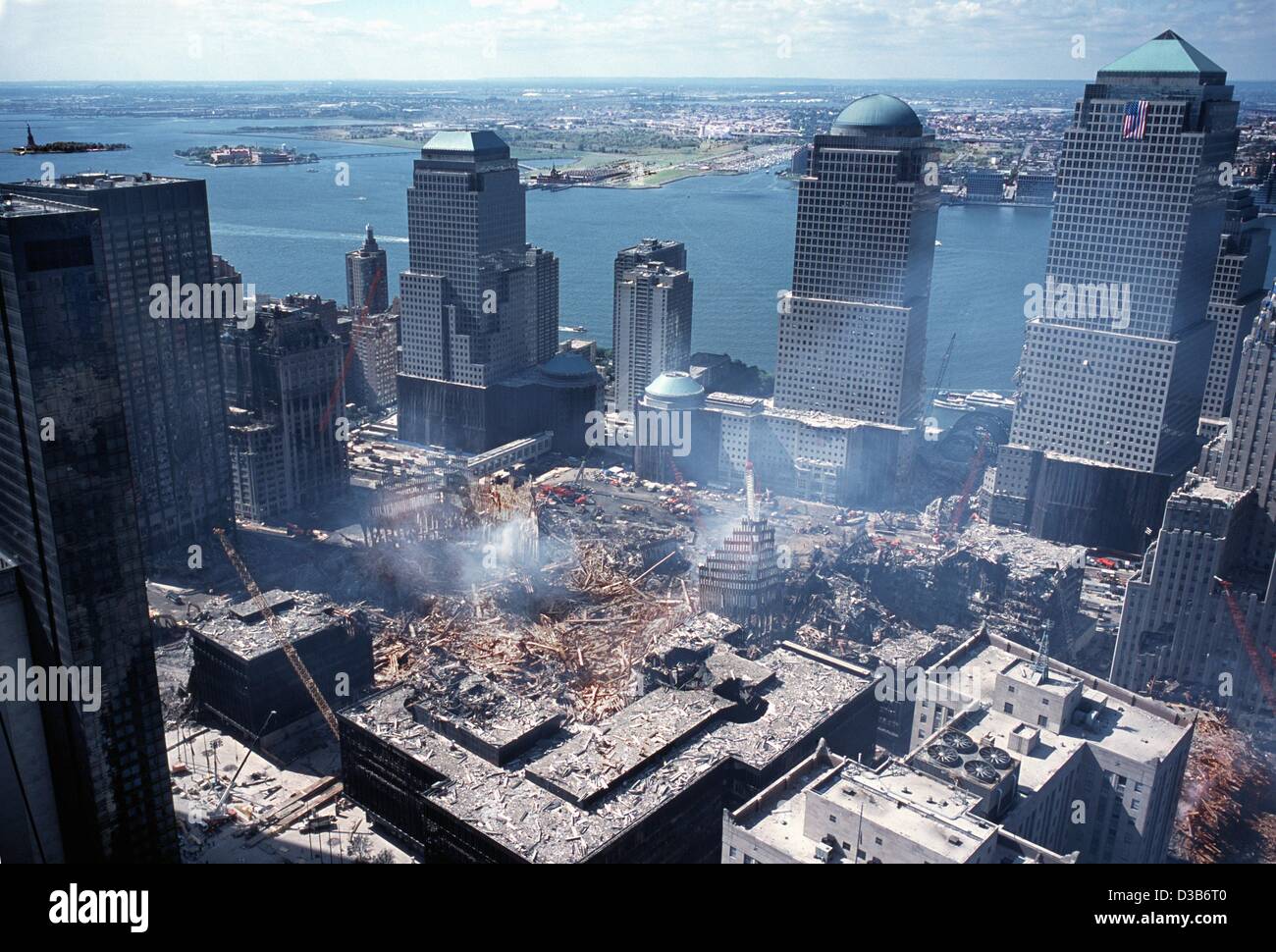 (dpa) - Smoke ist still rising from Ground Zero more than two weeks after the World Trade Center catastrophe in New York, 26 September 2001. 2,823 people were killed when Islamic terrorists crashed into the WTC with highjacked planes. Together with 189 dead in the Pentagon attack of plane no. 3 and  Stock Photo