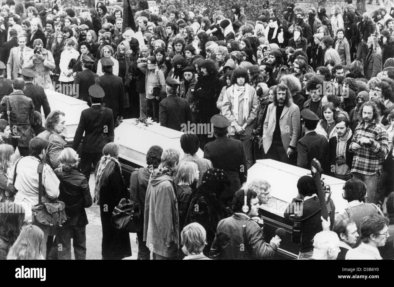 (dpa files) - The coffins of the RAF terrorists Gudrun Ensslin, Andreas Baader and Jan Carl Raspe are carried by coffin bearers during a funeral procession to the cemetery in Dornhalden, Stuttgart, 27 October 1977. Raspe was tried with Ulrike Meinhof, Andreas Baader, and Gudrun Ensslin in a trial he Stock Photo