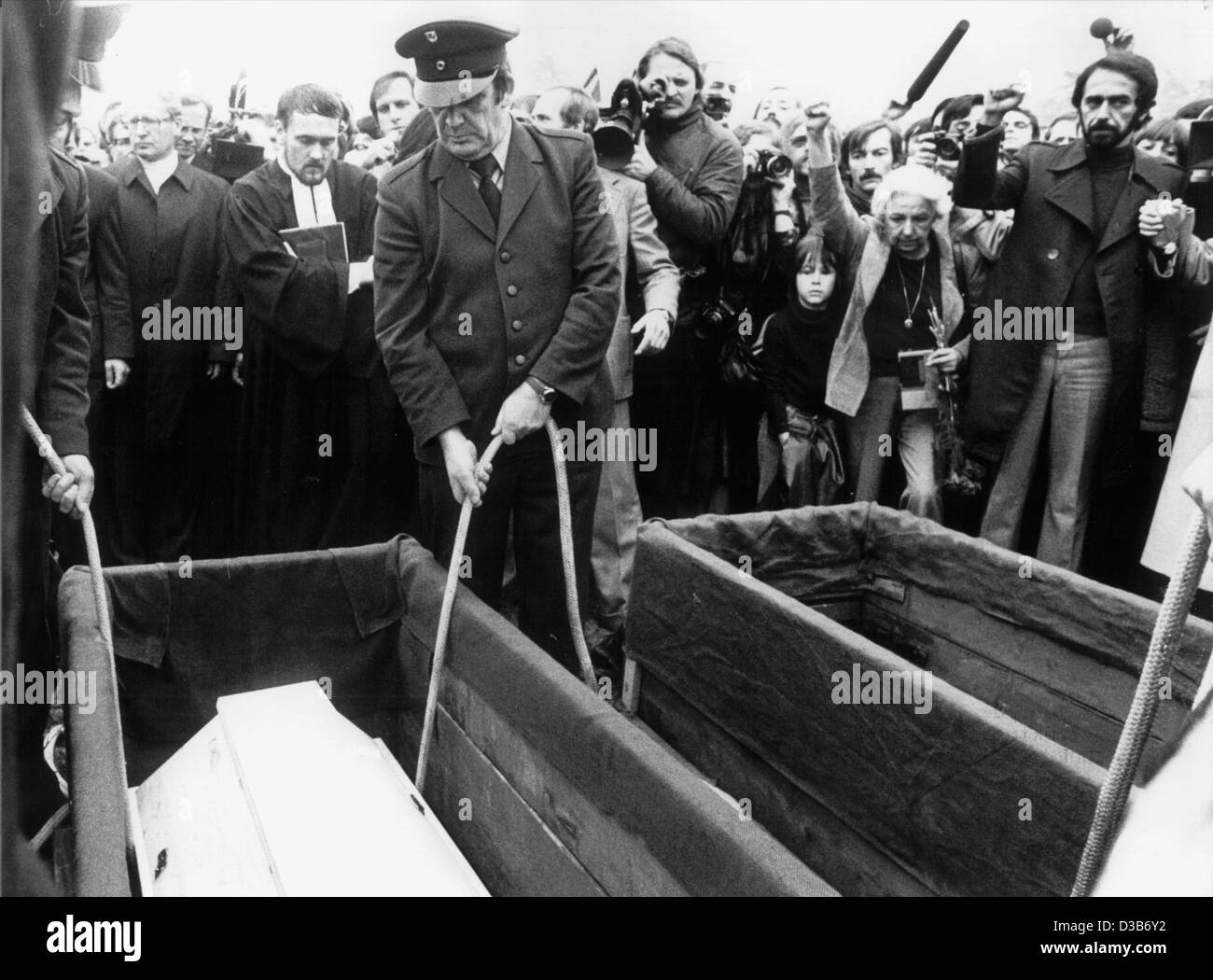 (dpa files) - People mourn at the grave of RAF terrorists Gudrun Ensslin, Andreas Baader and Jan Carl Raspe at the Dornfelden cemetery in Stuttgart, 27 October 1977. Raspe was tried with Ulrike Meinhof, Baader, and Gudrun Ensslin in a trial held on the grounds of Stuttgart's Stammheim prison. After  Stock Photo