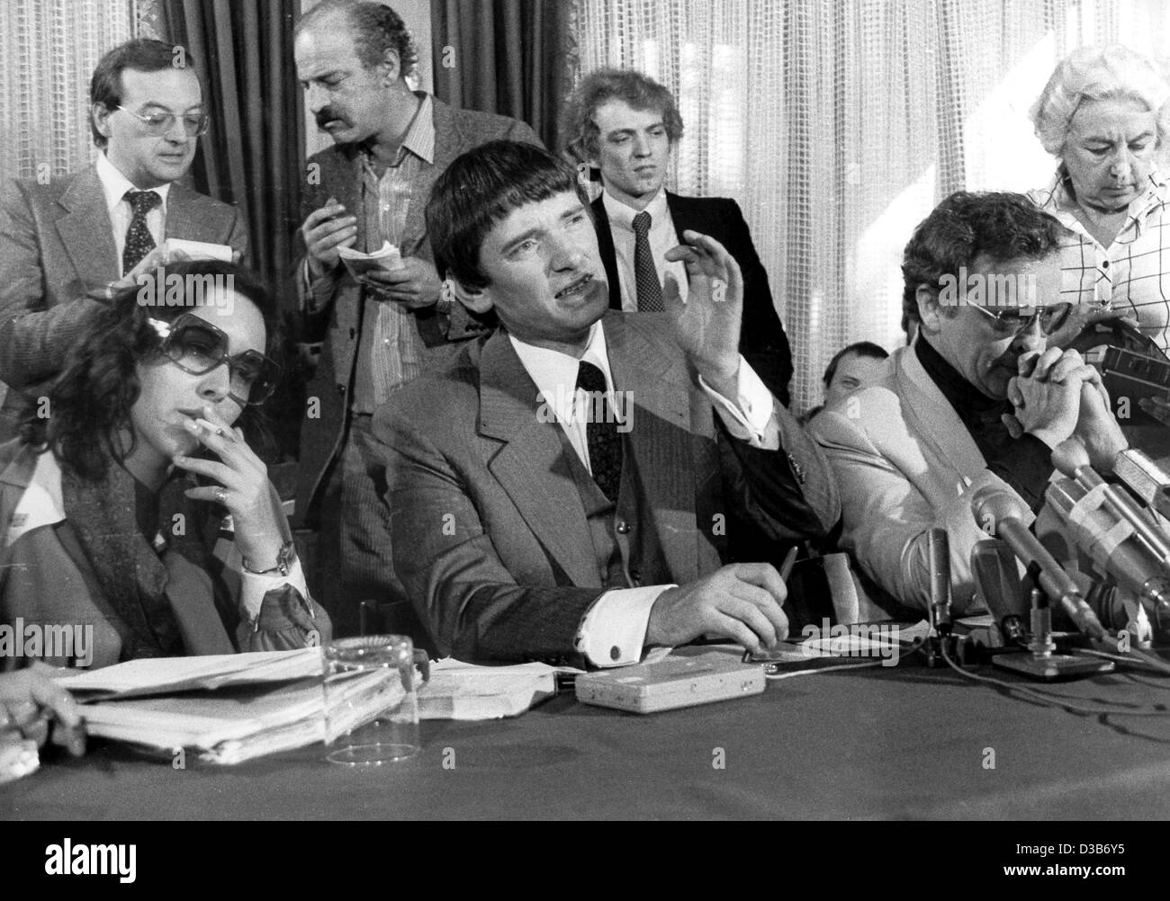 (dpa files) - Lawyers (L-R) Jutta Bahr-Jentges, Otto Schily, Heinz Heldmann and Klaus Frank discuss the suicide of RAF terrorists Andreas Baader, Gudrun Ensslin and Jan-Carl Raspe in front of representatives of the international press, in Bonn, West Germany, 18 October 1977. After the longest trial  Stock Photo