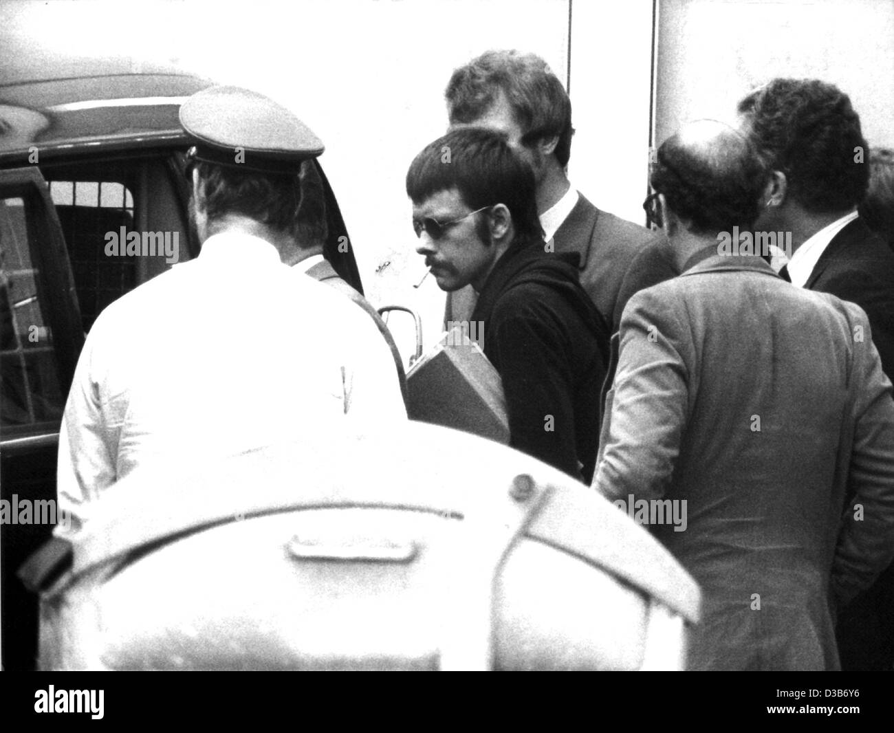 (dpa files) - German terrorist Jan Carl Raspe steps into the car to bring him back to his prison cell during a break of the trial of RAF terrorists Ulrike Meinhof, Andreas Baader and Gudrun Ensslin, on the grounds of Stuttgart's Stammheim prison in 1975. Raspe was with the Baader-Meinhof Gang from t Stock Photo