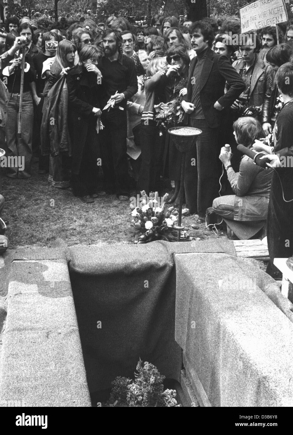 (dpa files) - Relatives and friends mourn among three thousand people at the funeral of RAF terrorist Ulrike Meinhof at the Dreifaltigkeit Cemetery in Berlin, 15 May 1977. In 1970 she participated in the freeing of Andreas Baader, giving birth to the so-called 'Baader-Meinhof Gang.' Meinhof was capt Stock Photo