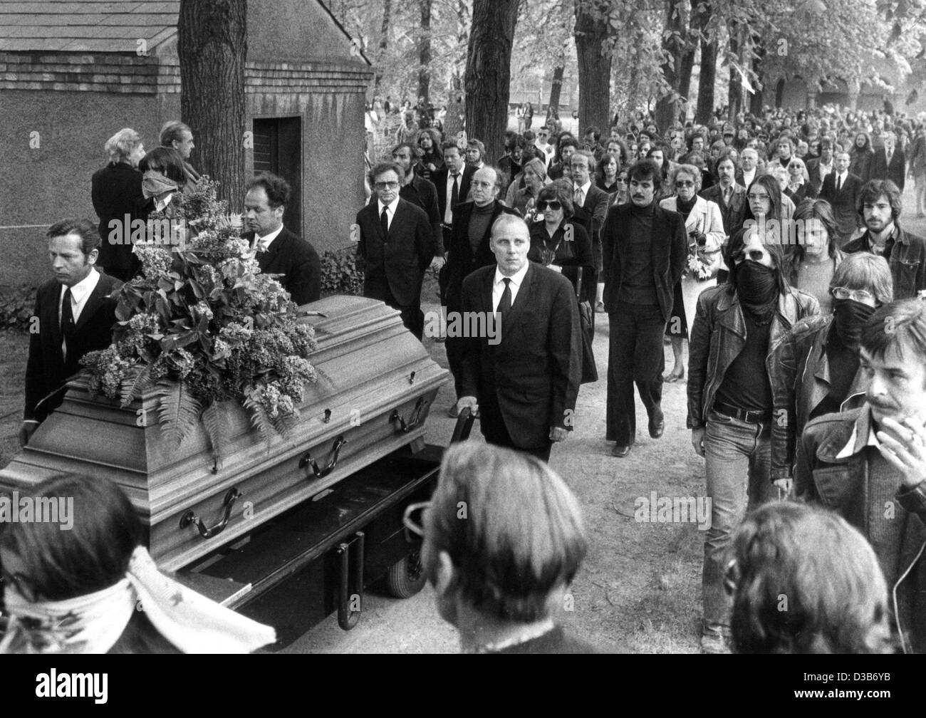 (dpa files) - Three thousand people and relatives and lawyers follow the lilac-covered coffin of Ulrike Meinhof, a journalist and terrorist of the terrorist group RAF, during the funeral procession to her grave at the Dreifaltigkeit Cemetery in Berlin, 15 May 1977. Behind the coffin (the first row f Stock Photo