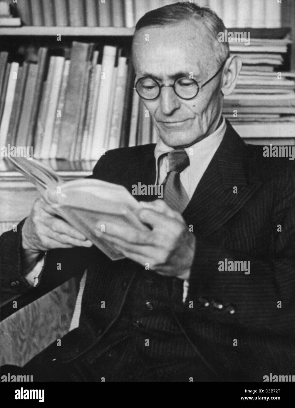 (dpa) - German author and Nobel Prize laureate Hermann Hesse, reading in his study in Montagnola, Switzerland (undated filer). Hesse was born in Calw, Germany, 2 July 1877, and died in Montagnola, 9 August 1962. The year 2002 marks the anniversary of the author's 125th birthday. Hesse achieved inter Stock Photo