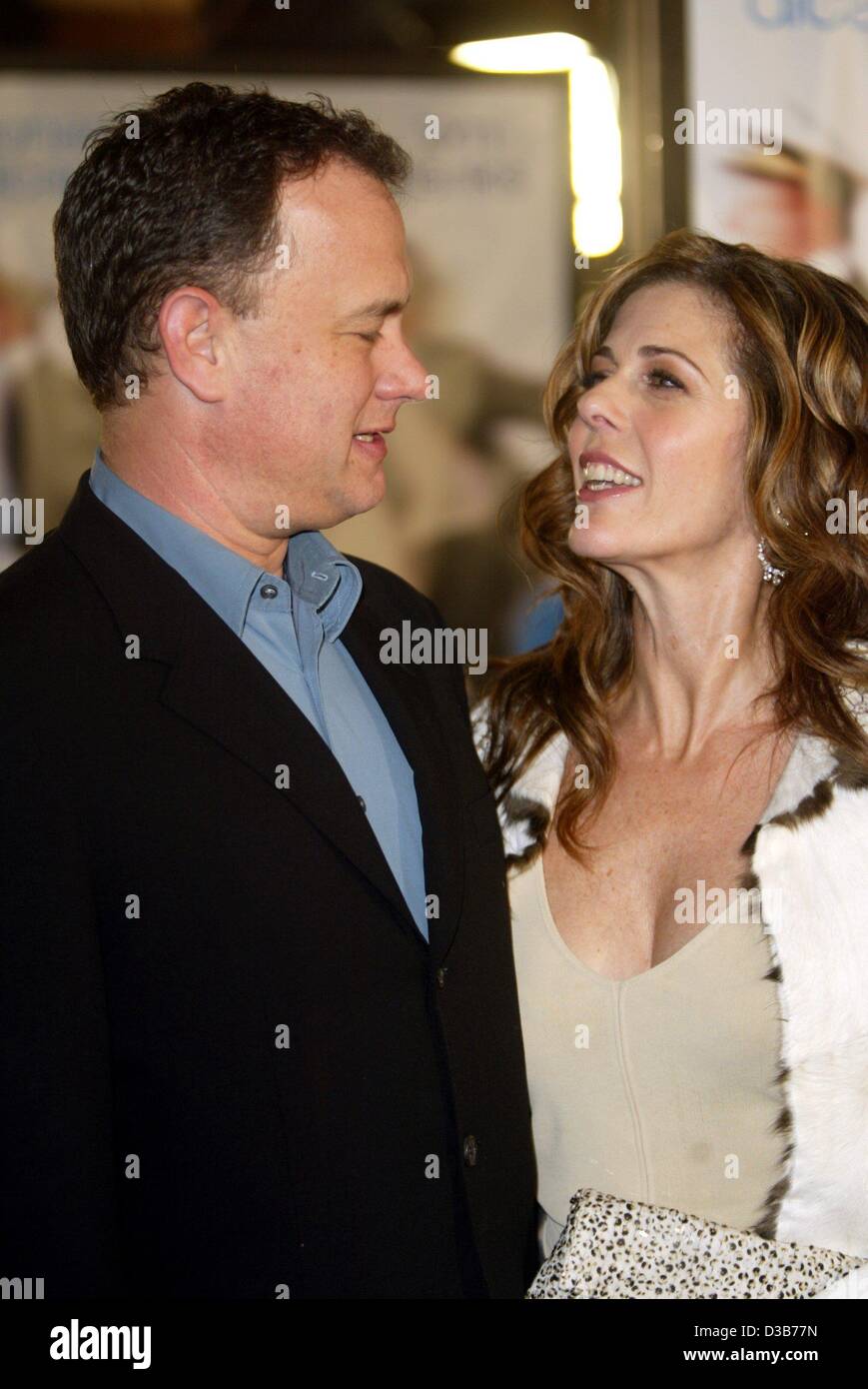 (dpa) - Hollywood star Tom Hanks and his wife Rita Wilson smile at each other ahead of the premiere of Hanks' new film 'Catch Me If You Can' in Los Angeles, 16 December 2002. Stock Photo