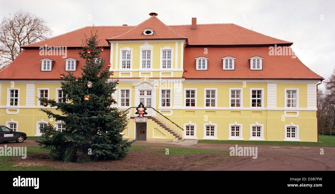 (dpa files) - A christmas tree stands in front of Doebbelin Castle in ...