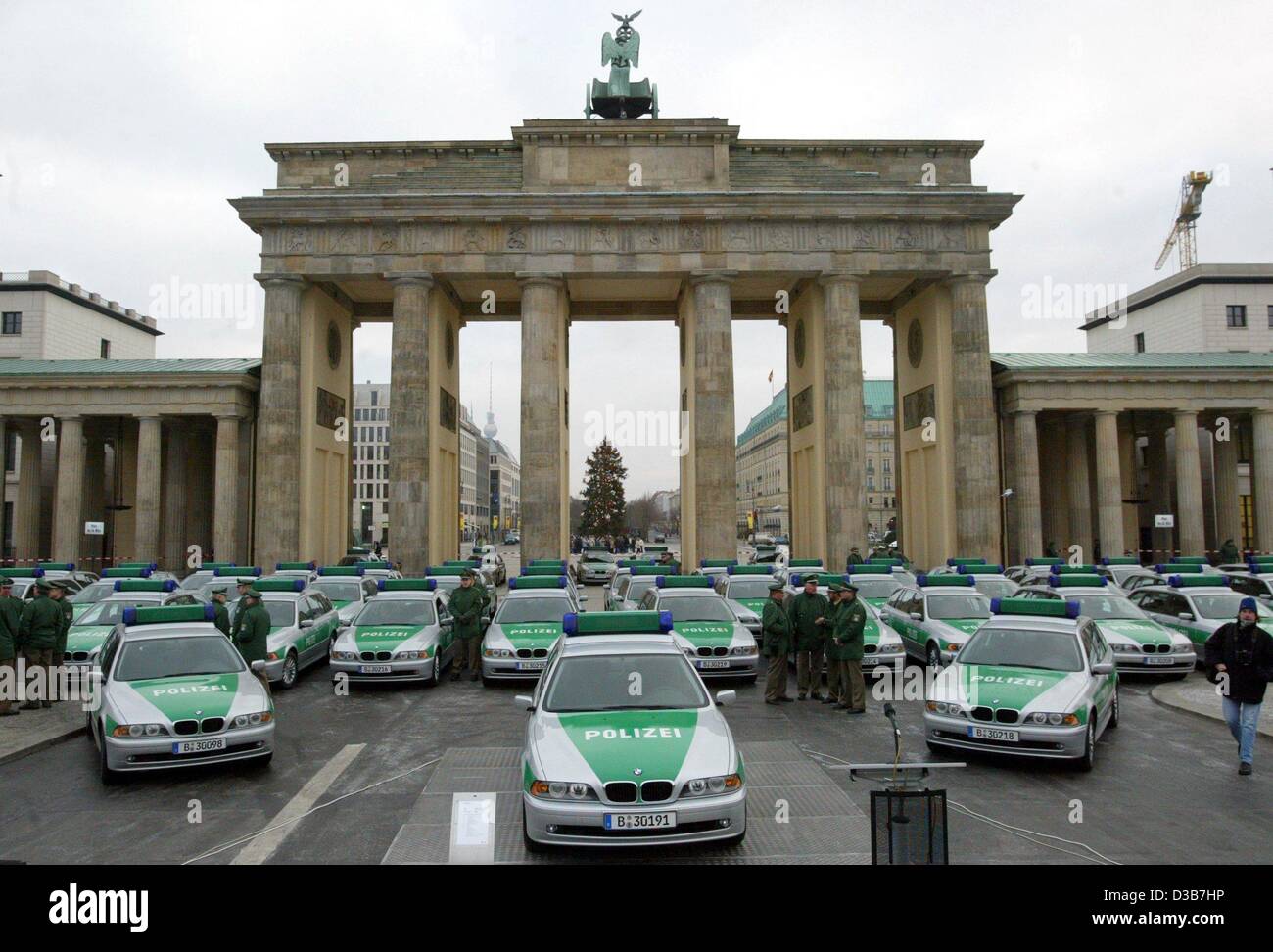 (dpa) - BMWs of Berlin's police stand in front of the Brandenburg Gate in Berlin, 18 December 2002. The 100 new police cars were handed over to Berlin's police before. The BMWs with diesel-engines have been leased for two years and are going to enrich the rolling stock. Whereas the police in other c Stock Photo