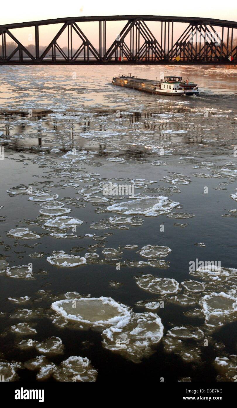 (dpa) - A cargo ship makes its way through the ice blocks swimming on the frozen river Oder near Kuestrin-Kietz, Germany, 10 December 2002. Stock Photo