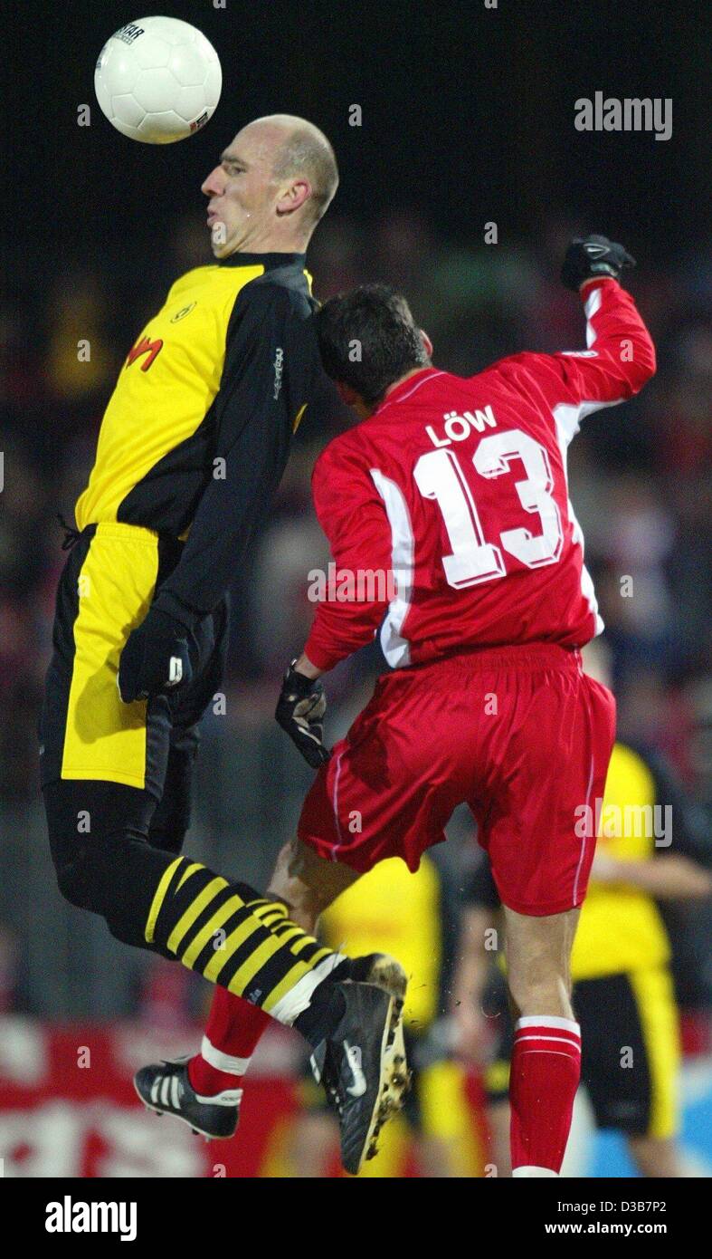 (dpa) - Dortmund's Czech striker Jan Koller (L) plays a header before Cottbus' midfielder Zsolt Loew from Hungary can reach the ball, during the Bundesliga soccer match FC Energie Cottbus against Borussia Dortmund in Cottbus, Germany, 14 December 2002. Cottbus was defeated 0-4 (0-1) and remains at t Stock Photo