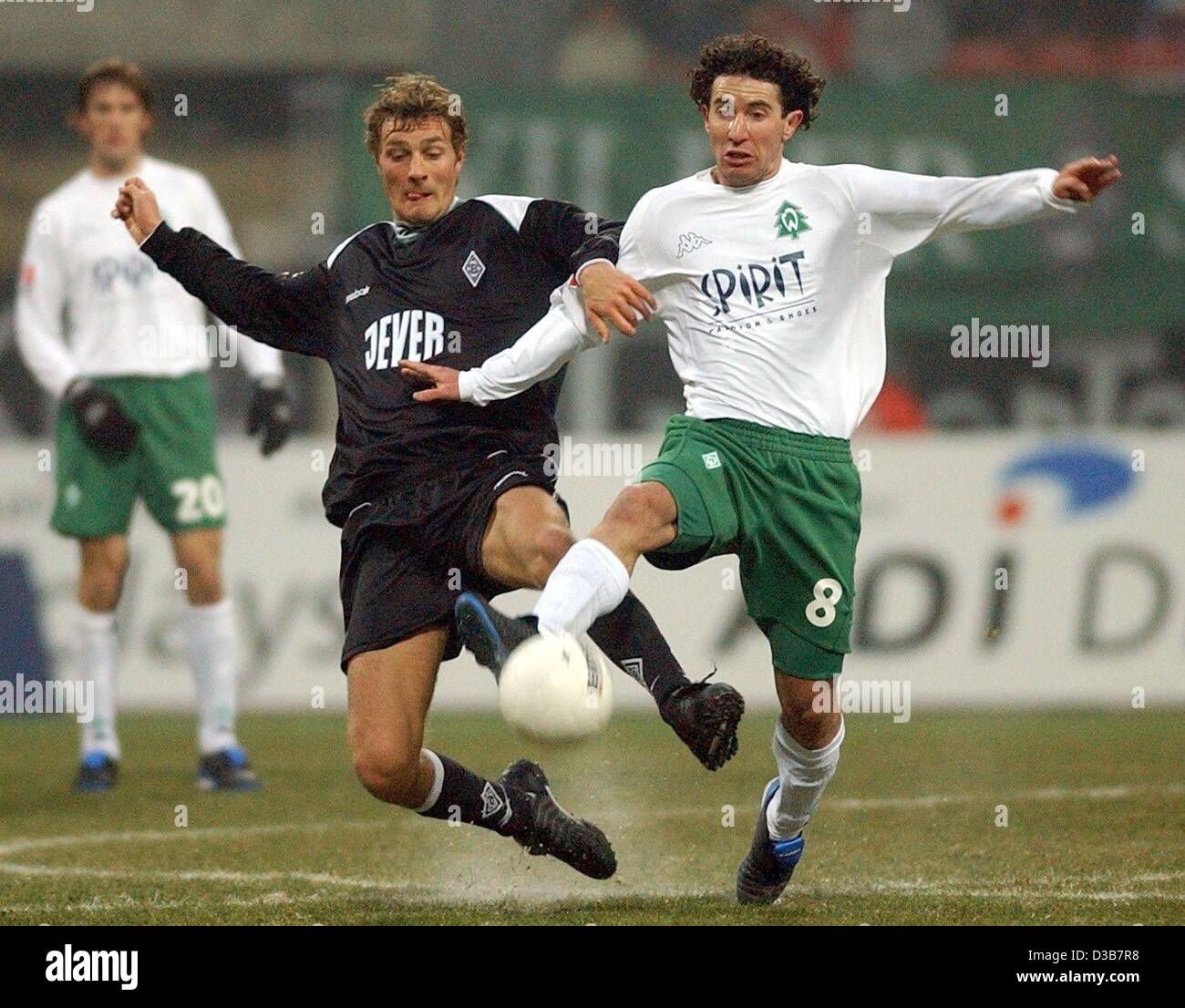 (dpa) - Bremen's Hungarian midfielder Krisztian Lisztes (R) is attacked by Gladbach's Czech midfielder Ivo Ulrich (L) during the Bundesliga soccer match Werder Bremen against Borussia Moenchengladbach in Bremen, Germany, 14 December 2002. Bremen wins 2-0 and remains third on the league table. Stock Photo