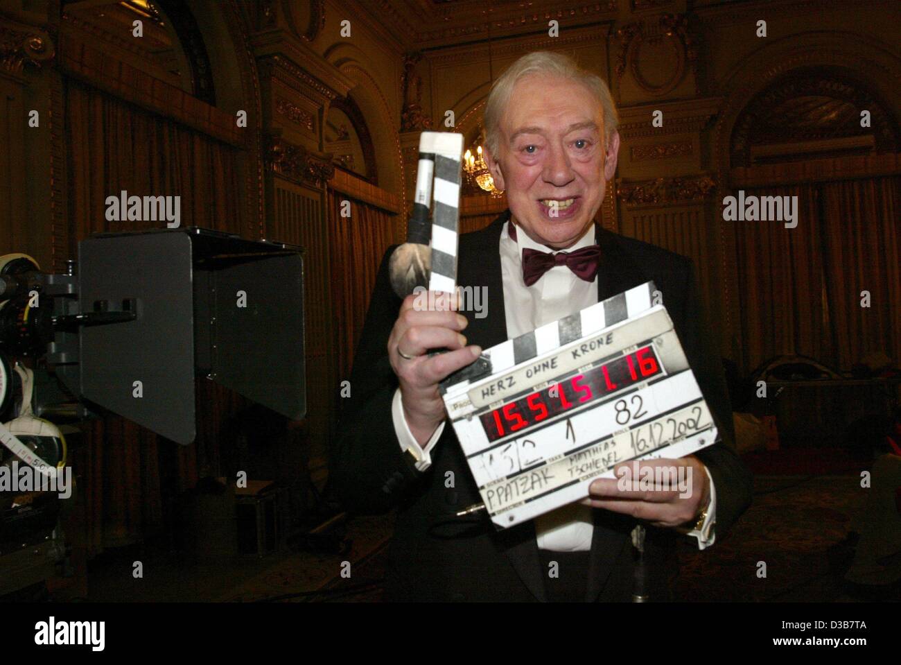 (dpa) - German actor Horst Tappert ('Derrick') poses with the clapper ...