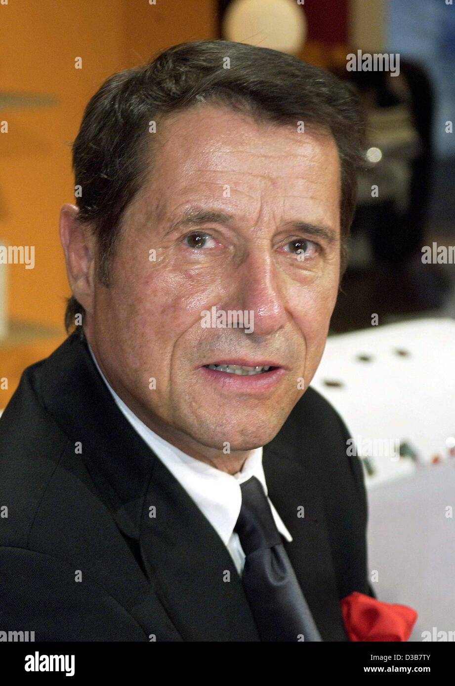 (dpa) - Austrian schlager singer Udo Juergens ('Merci Cherie', 'Aber bitte mit Sahne') pictured in Cologne, 11 December 2002. Stock Photo